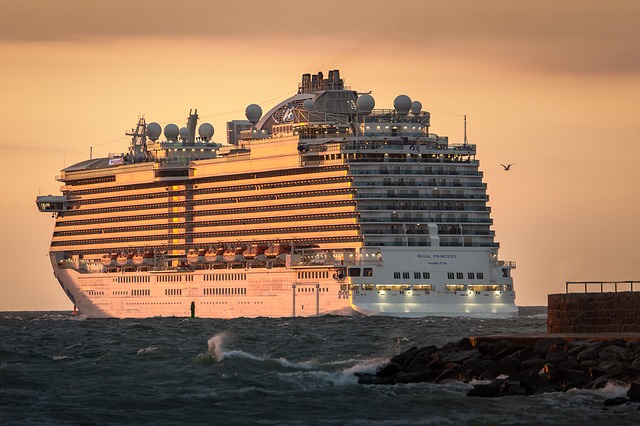 Kreuzfahrtschiffe in Warnemünde 2024