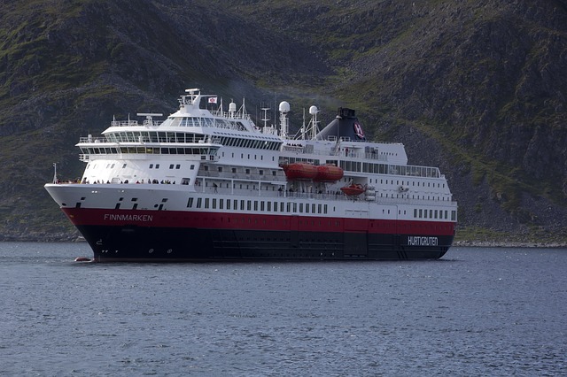 Hurtigruten stellt neuen Katalog mit Postschiffreisen für die Saison 22/23 vor