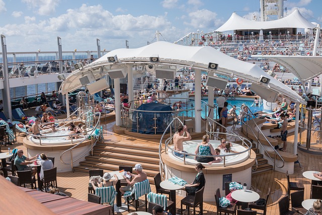 Wie viele Menschen passen auf ein Kreuzfahrtschiff?