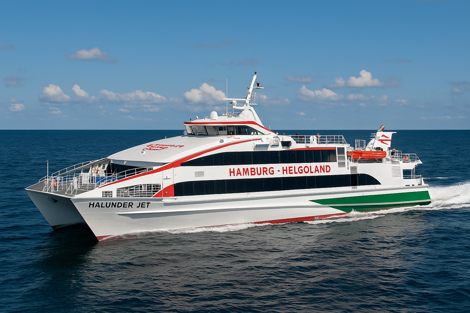 Der Halunder Jet auf dem Weg von Hamburg nach Helgoland bei sonnigem Wetter